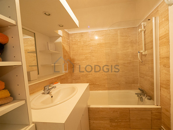 Salle de bain équipée de lave linge, sèche linge, serviettes de bain