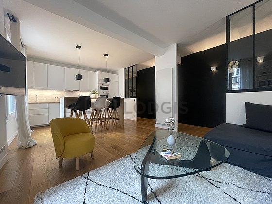 Living room furnished with air conditioning, tv, hi-fi stereo, 1 armchair(s)