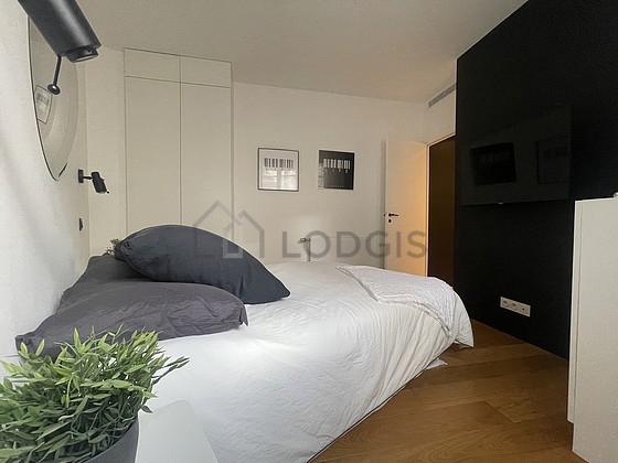 Chambre avec fenêtres double vitrage