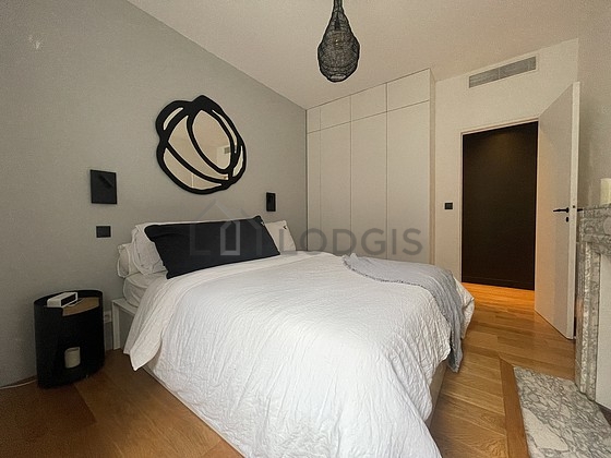Chambre avec fenêtres double vitrage