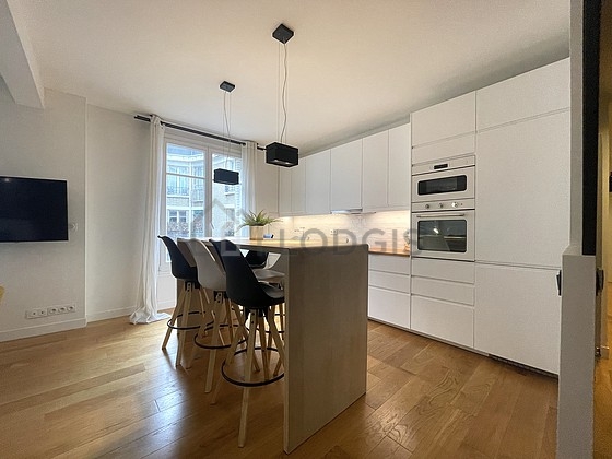 Cuisine de 6m² avec du parquet au sol