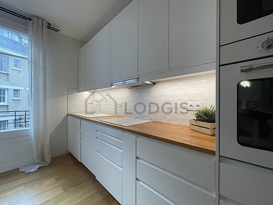 Cuisine équipée de lave linge, sèche linge, réfrigerateur, freezer