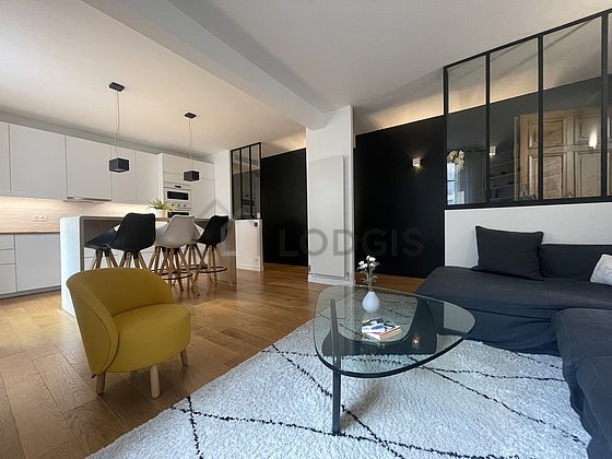 Grand salon de 30m² avec du parquet au sol