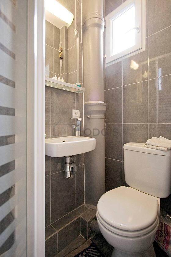 Salle de bain avec fenêtres double vitrage et du carrelage au sol