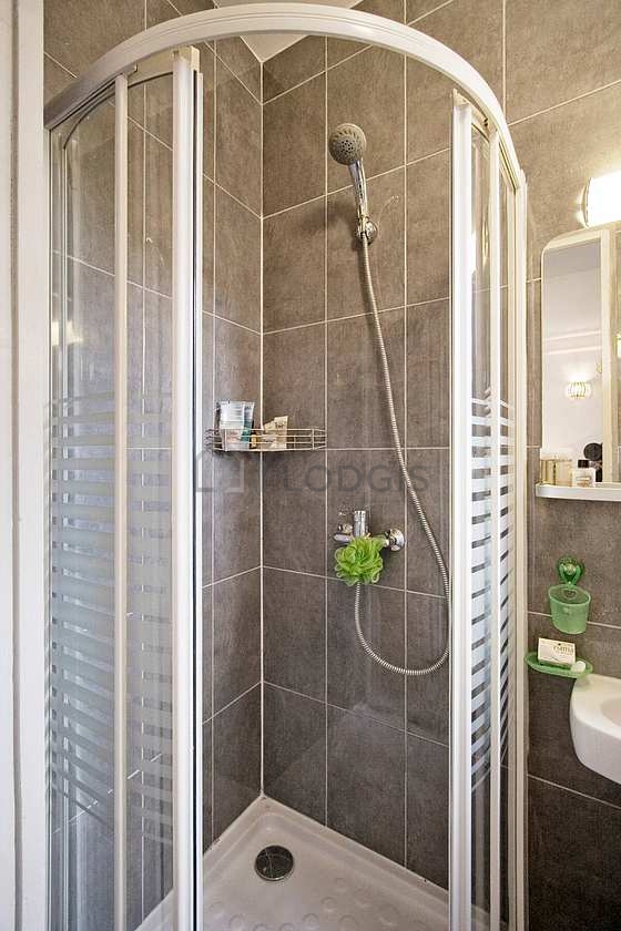 Salle de bain équipée de douche séparée