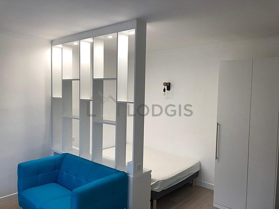 Séjour équipé de 1 lit(s) de 140cm, télé, 1 fauteuil(s), 1 chaise(s)