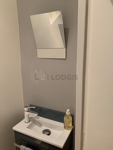 Toilettes indépendantes de la salle d'eau