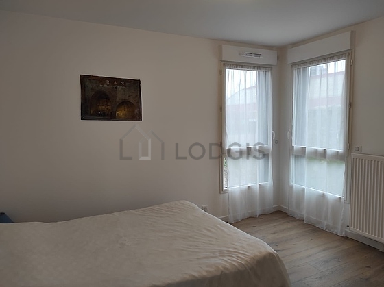 Chambre de 12m² avec du parquet au sol