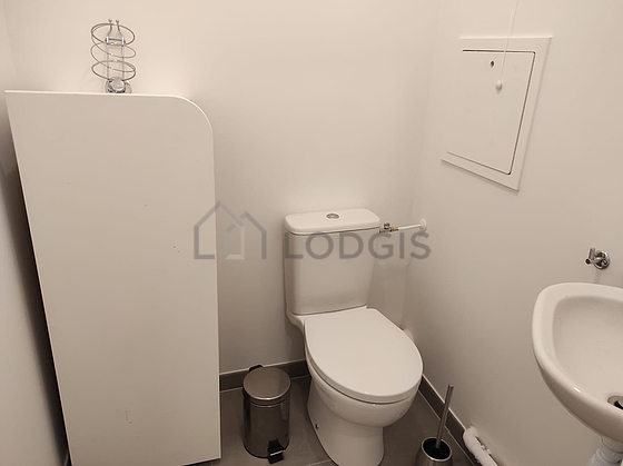 Toilettes indépendantes de la salle d'eau