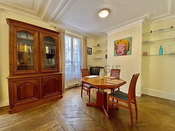 Beautiful, quiet and bright sitting room of an apartment in Paris