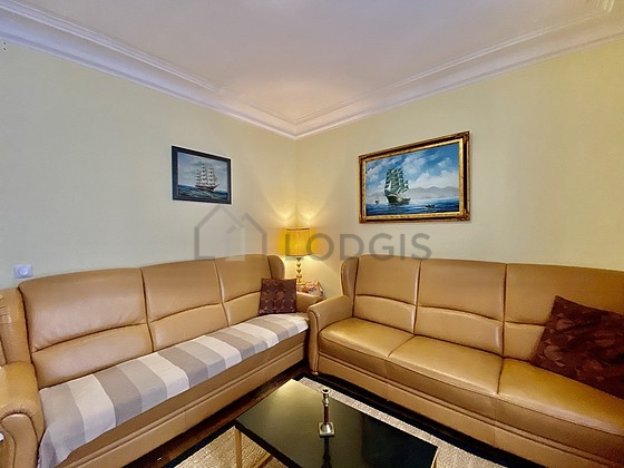 Séjour calme équipé de 2 canapé(s) lit(s) de 90cm, télé, 4 chaise(s)