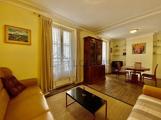 Grand salon de 25m² avec du parquet au sol