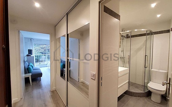 Agréable salle de bain avec du carrelage au sol