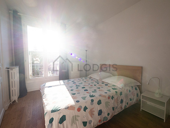 Chambre avec du parquet au sol