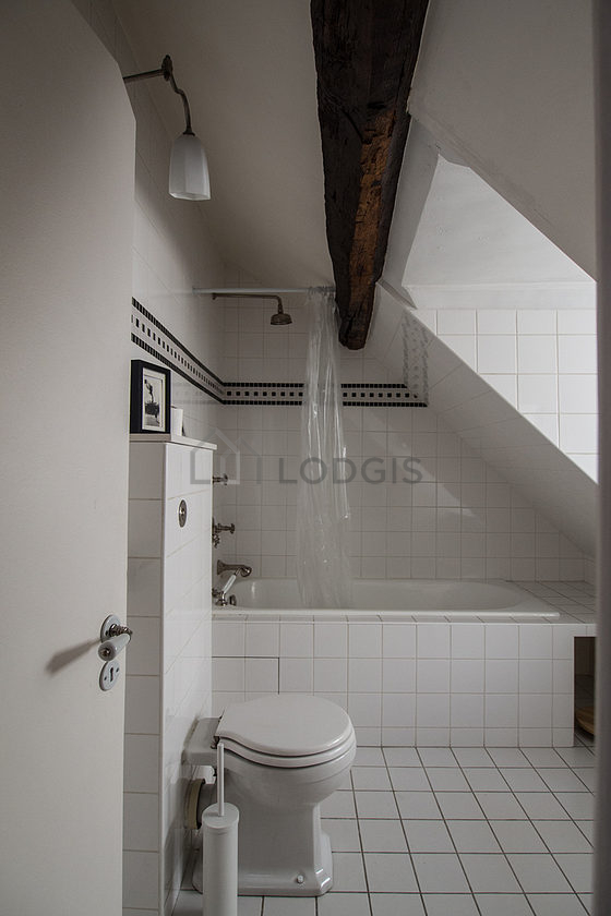 Agréable salle de bain avec du carrelage au sol