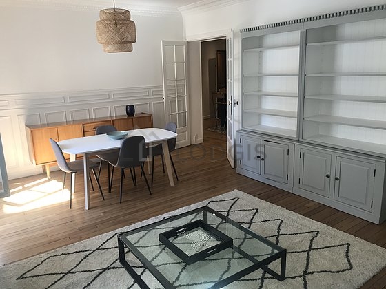 Grand salon de 25m² avec du parquet au sol