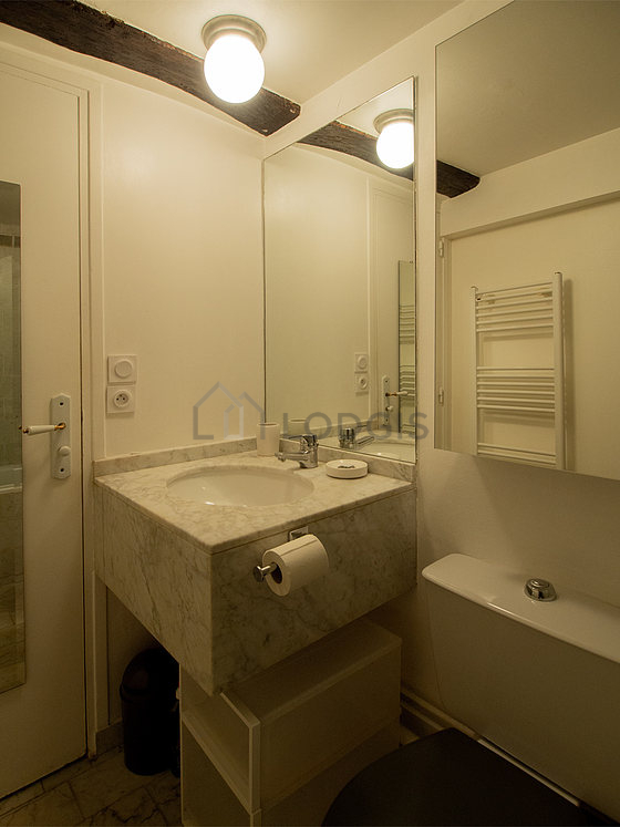 Salle de bain équipée de placard