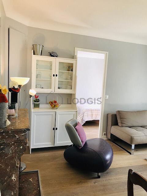 Salon avec du parquet au sol