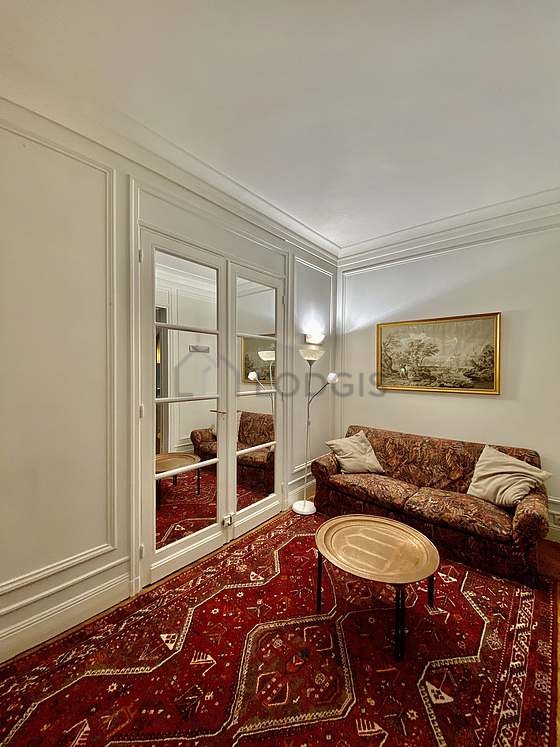 Très beau bureau avec du parquet au sol, équipé de canapé, 1 chaise(s)