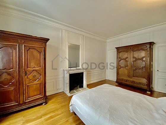 Chambre avec du parquet au sol