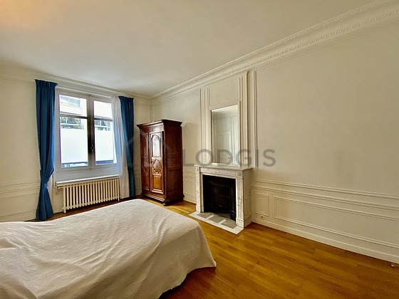 Chambre donnant sur rue