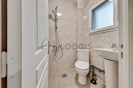 Belle salle de bain très claire avec fenêtres et du carrelage au sol