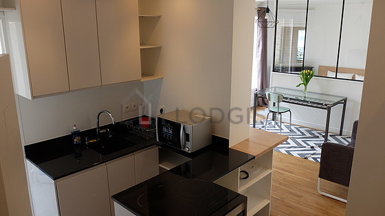 Cuisine équipée de lave vaisselle, plaques de cuisson, réfrigerateur, vaisselle