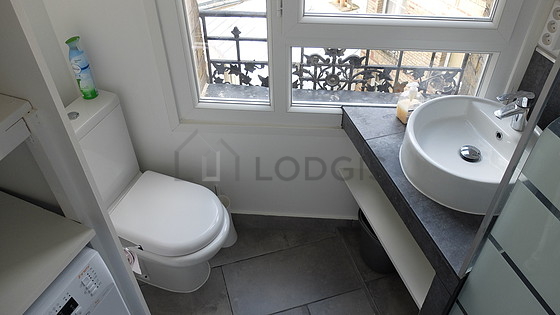 Salle de bain équipée de lave linge, serviettes de bain