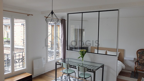 Salon avec du parquet au sol