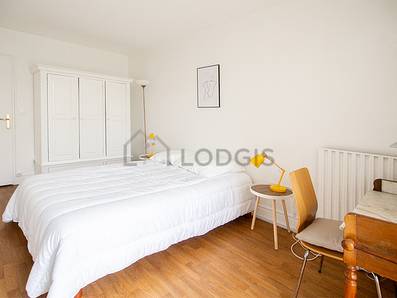 Chambre avec fenêtres et balcon donnant sur cour