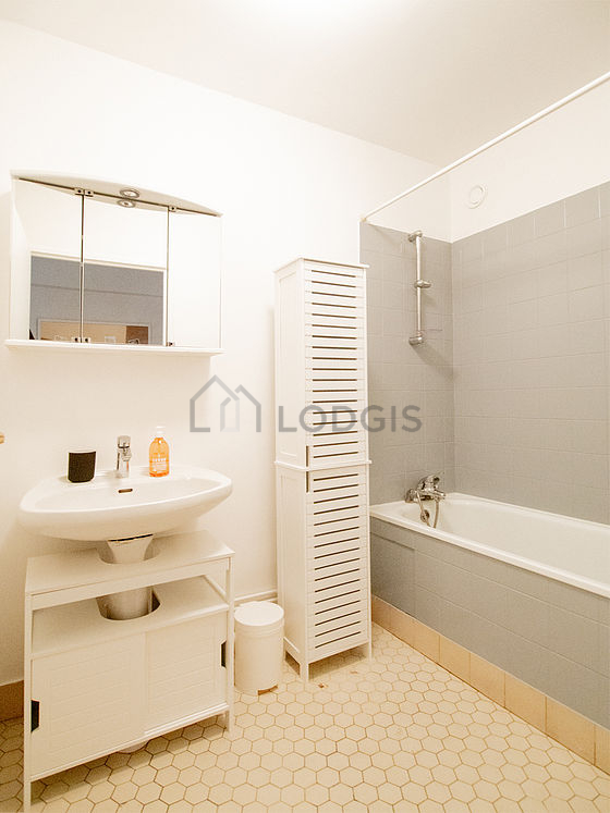 Salle de bain équipée de placard