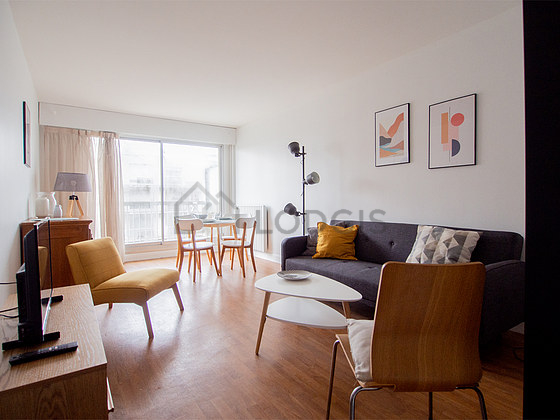 Salon avec du parquet au sol