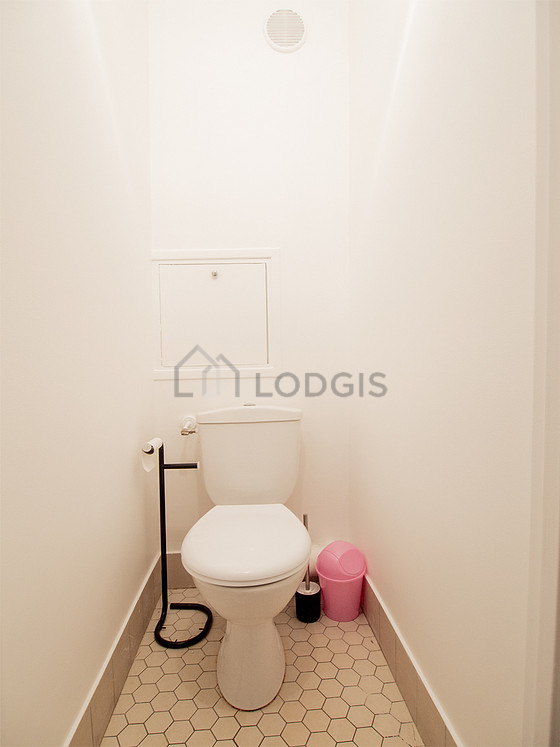 Toilettes indépendantes de la salle d'eau