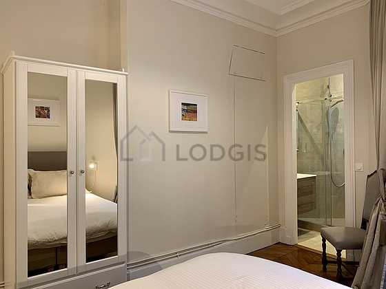 Bright bedroom equipped with closet, 1 chair(s)