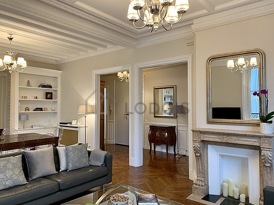 Great very bright sitting room of an apartment in Paris