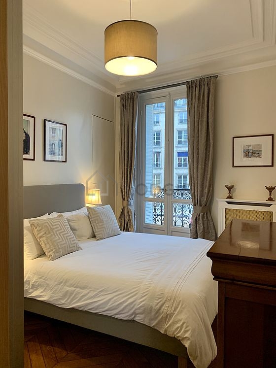 Chambre avec du parquet au sol