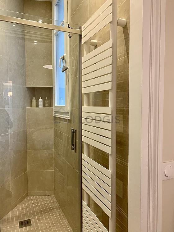Salle de bain équipée de serviettes de bain