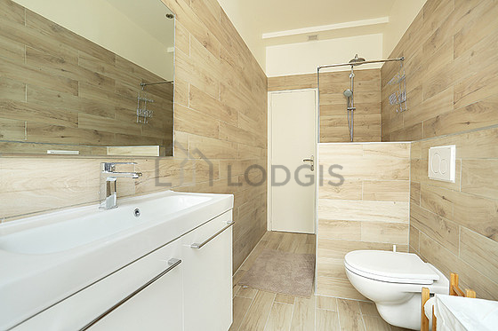 Salle de bain équipée de etagère