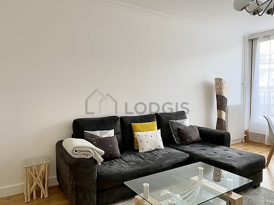 Very bright living room furnished with 1 chair(s)