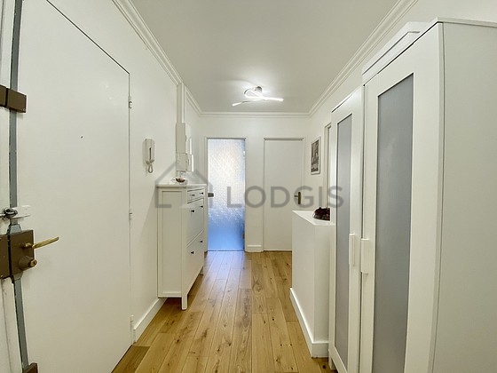 Très belle entrée avec du parquet au sol