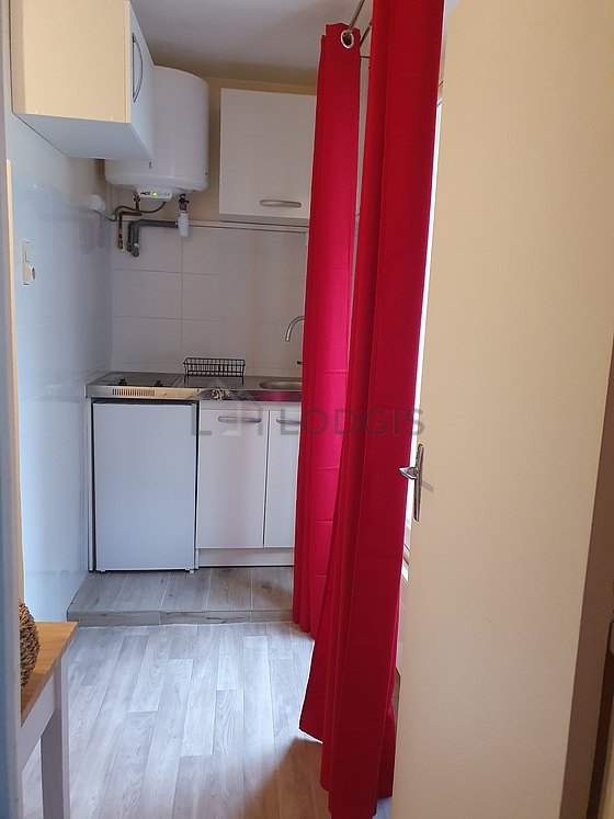 Great kitchen of 8m² with wooden floor