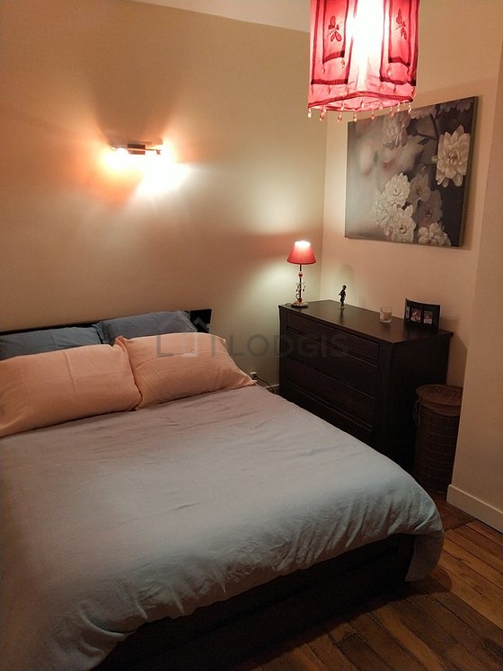 Chambre de 12m² avec du parquet au sol
