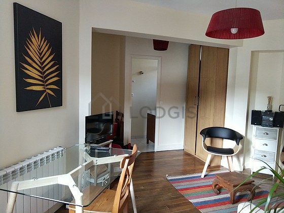 Salon de 15m² avec du parquet au sol