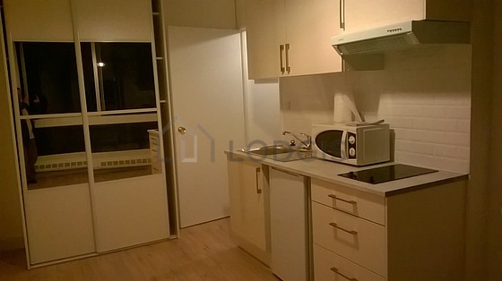 Belle cuisine avec du parquet au sol