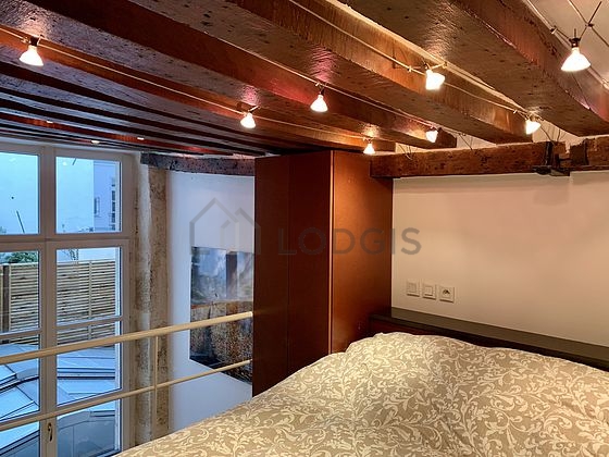 Chambre avec fenêtres