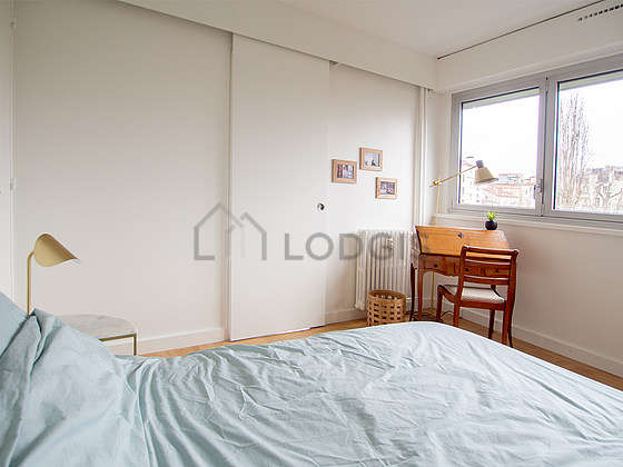 Very bright bedroom equipped with desk, 1 chair(s)
