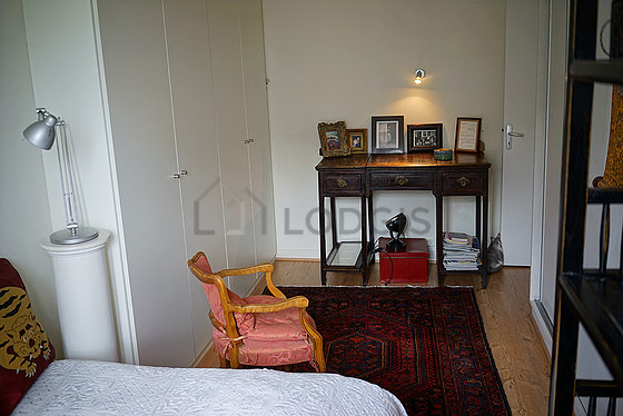 Chambre avec fenêtres double vitrage