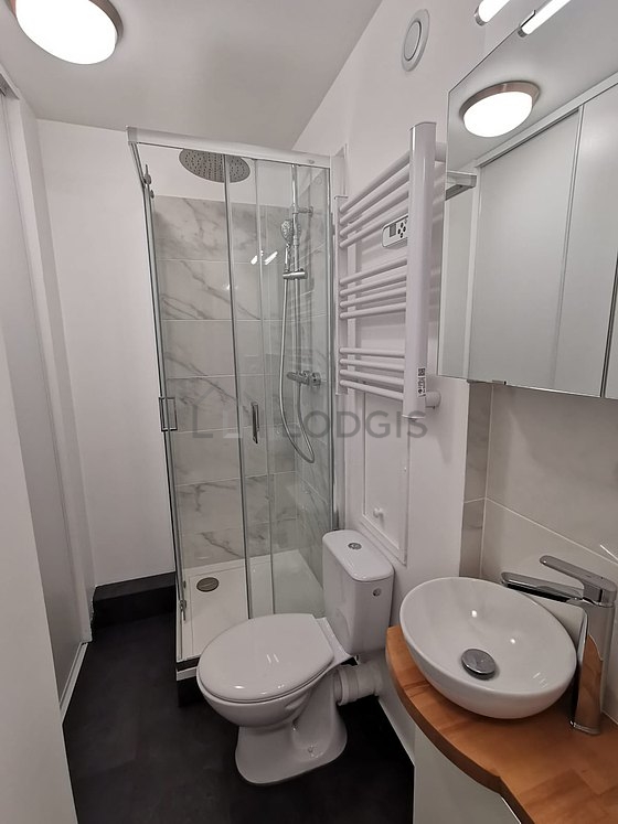 Salle de bain équipée de lave linge, sèche linge, serviettes de bain