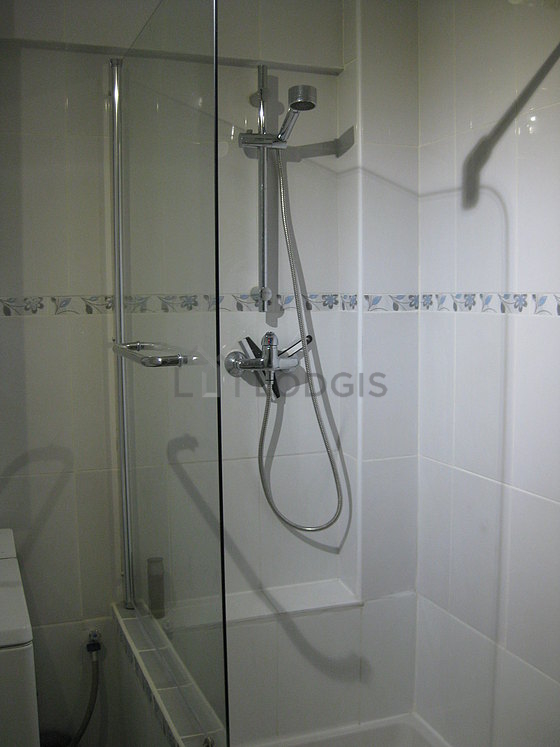 Pleasant and very bright bathroom with tile floor