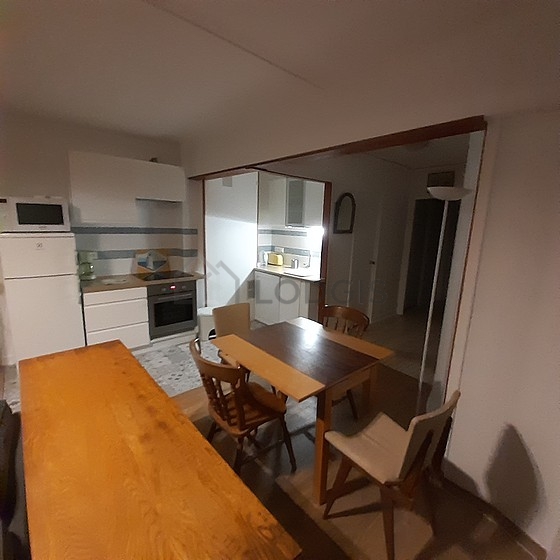 Cuisine équipée de lave vaisselle, plaques de cuisson, réfrigerateur, freezer